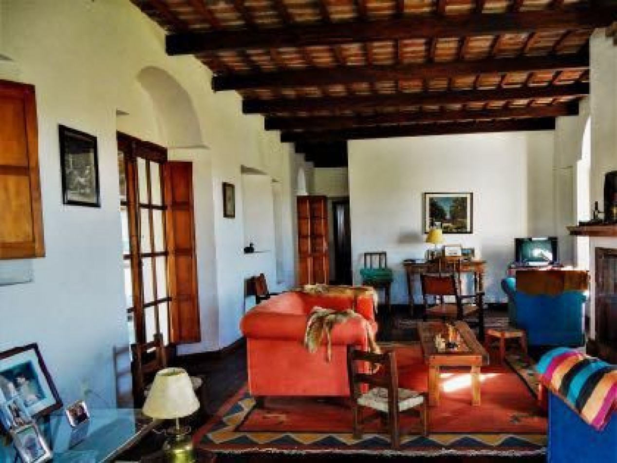 104 hectares dans la Sierra de Lavalleja. Maison de 4 chambres + maison de service.