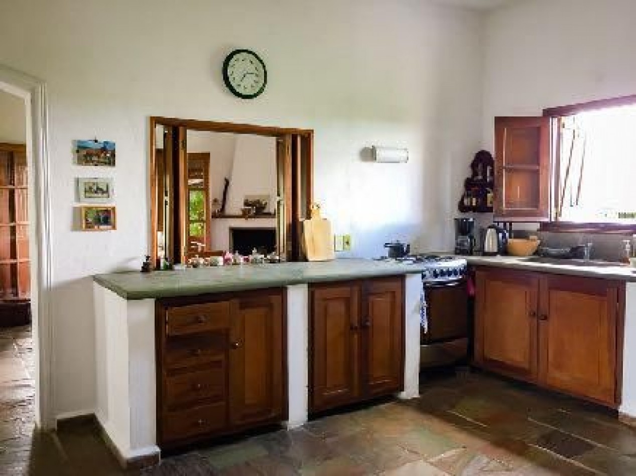 104 hectares dans la Sierra de Lavalleja. Maison de 4 chambres + maison de service.