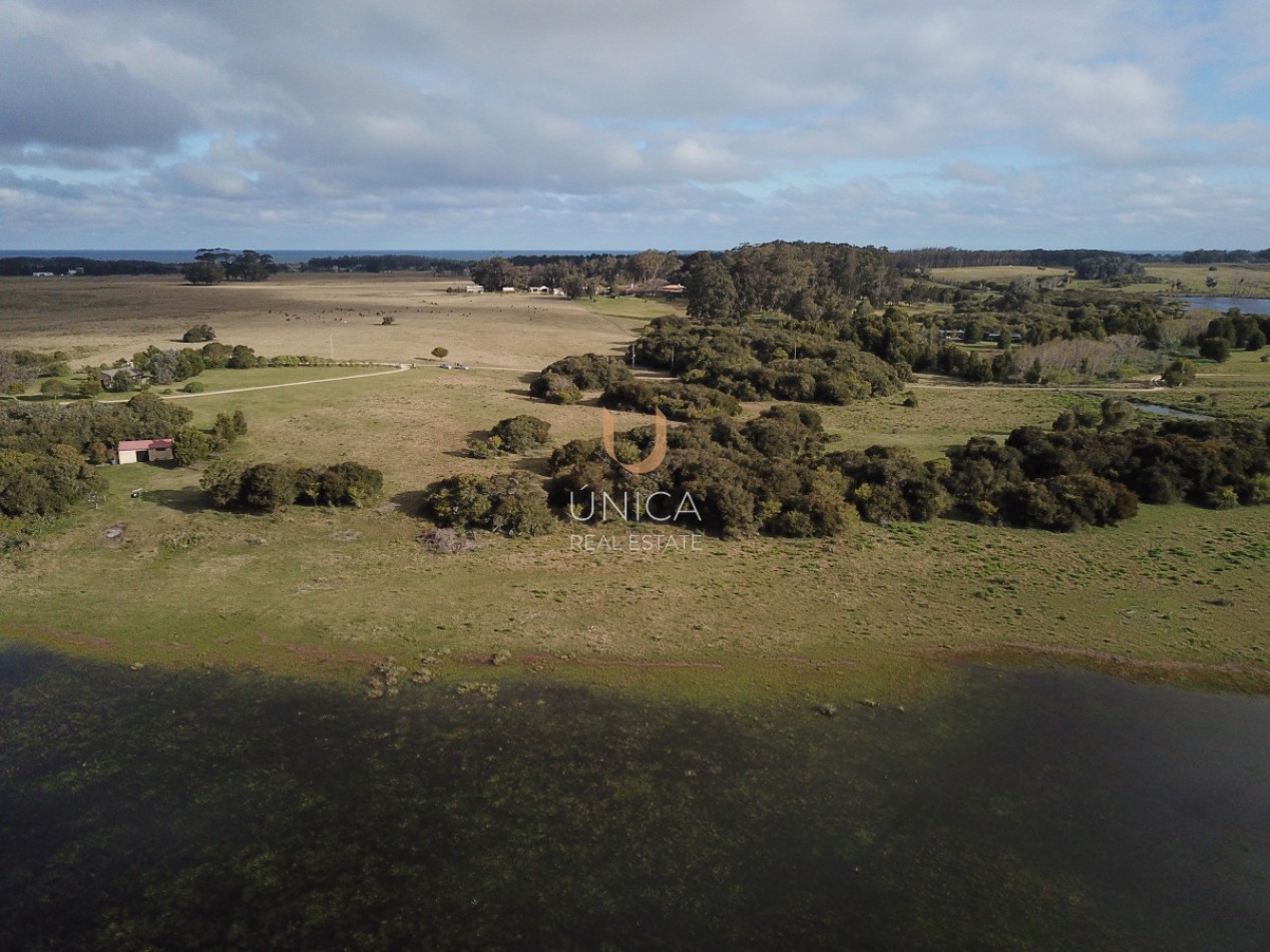 Spectaculaire ferme de 7,7 hectares situee en bordure de la Laguna Anastasio
