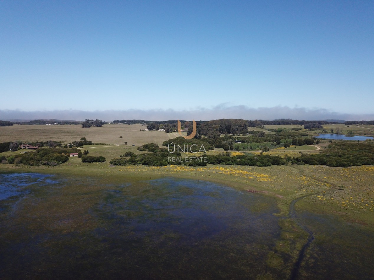 Spectaculaire ferme de 7,7 hectares situee en bordure de la Laguna Anastasio