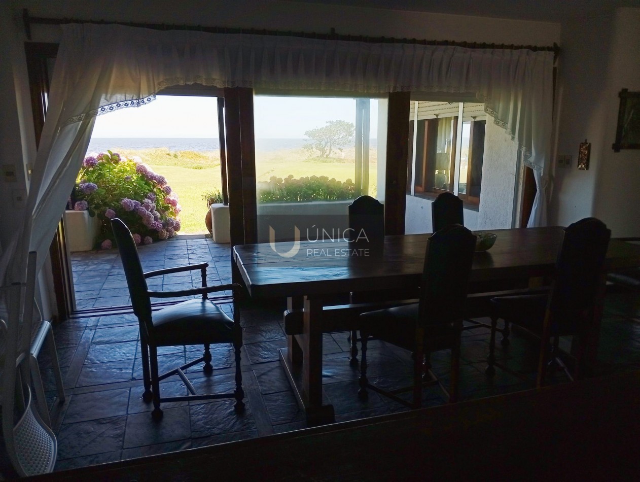 Solanas. Maison de 4 chambres avec logement pour le personnel ,a bord de mer