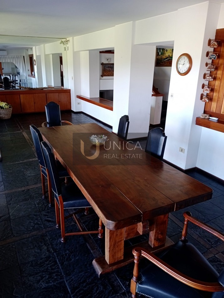 Solanas. Maison de 4 chambres avec logement pour le personnel ,a bord de mer
