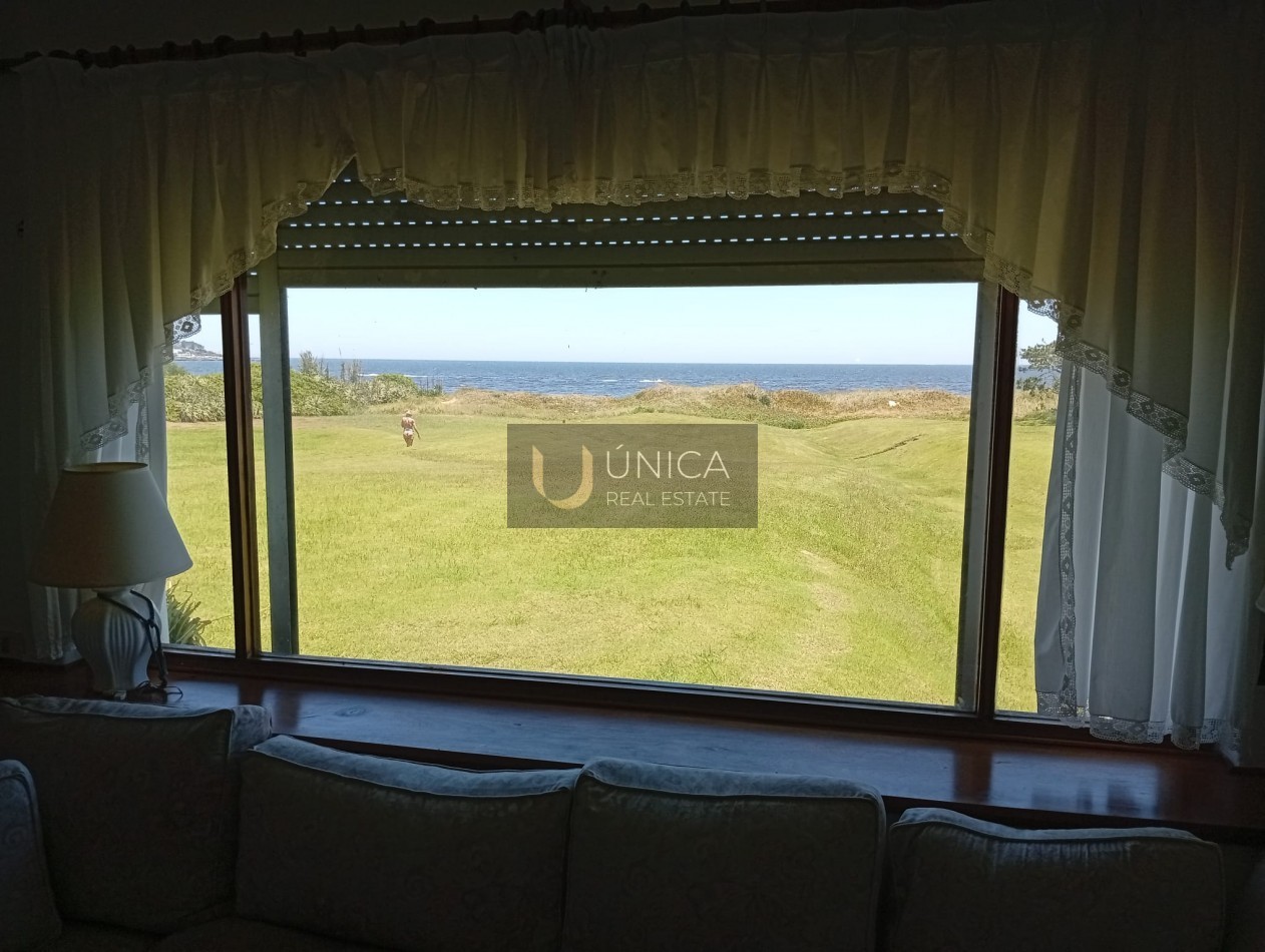 Solanas. Maison de 4 chambres avec logement pour le personnel ,a bord de mer