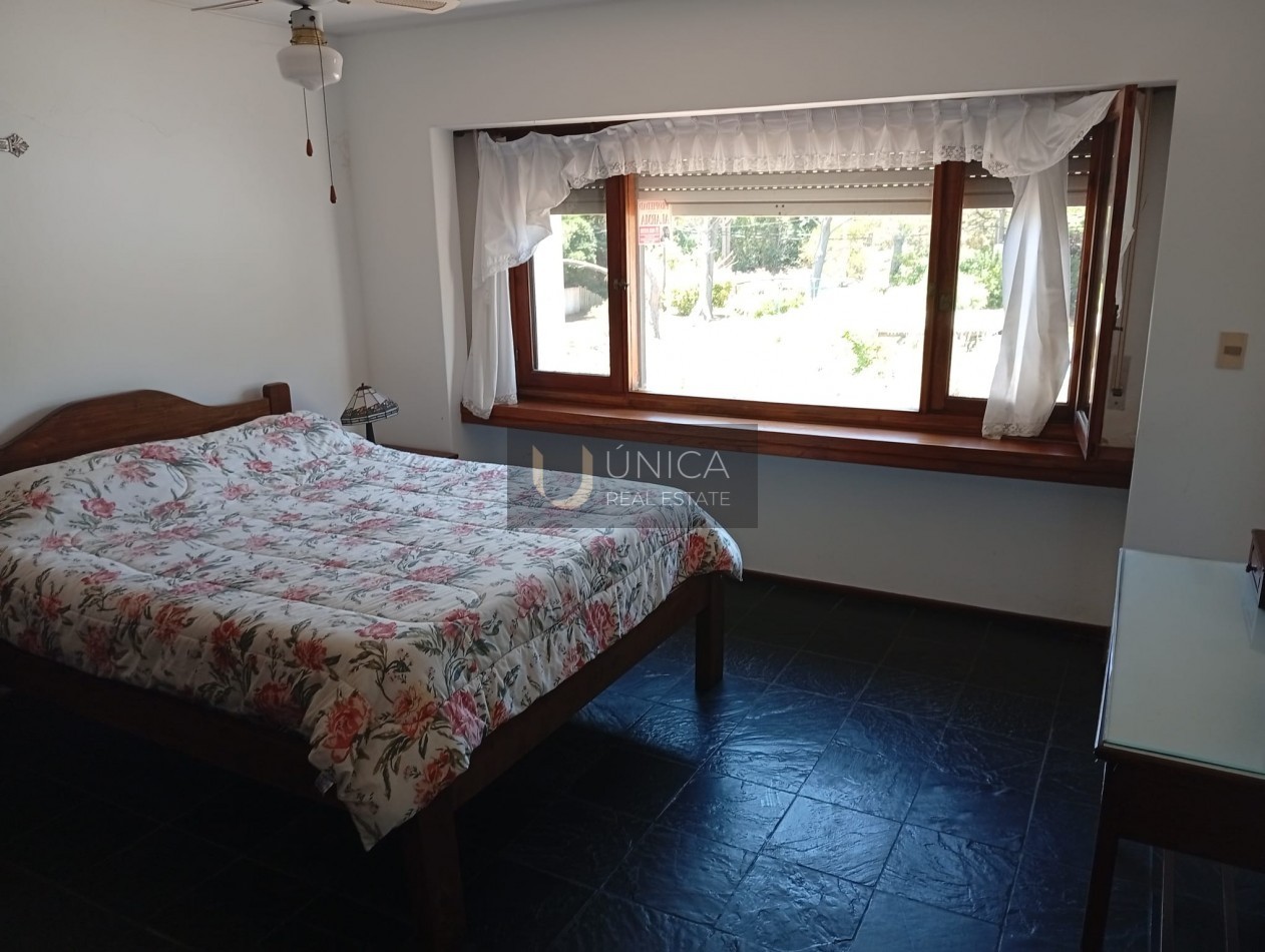 Solanas. Maison de 4 chambres avec logement pour le personnel ,a bord de mer