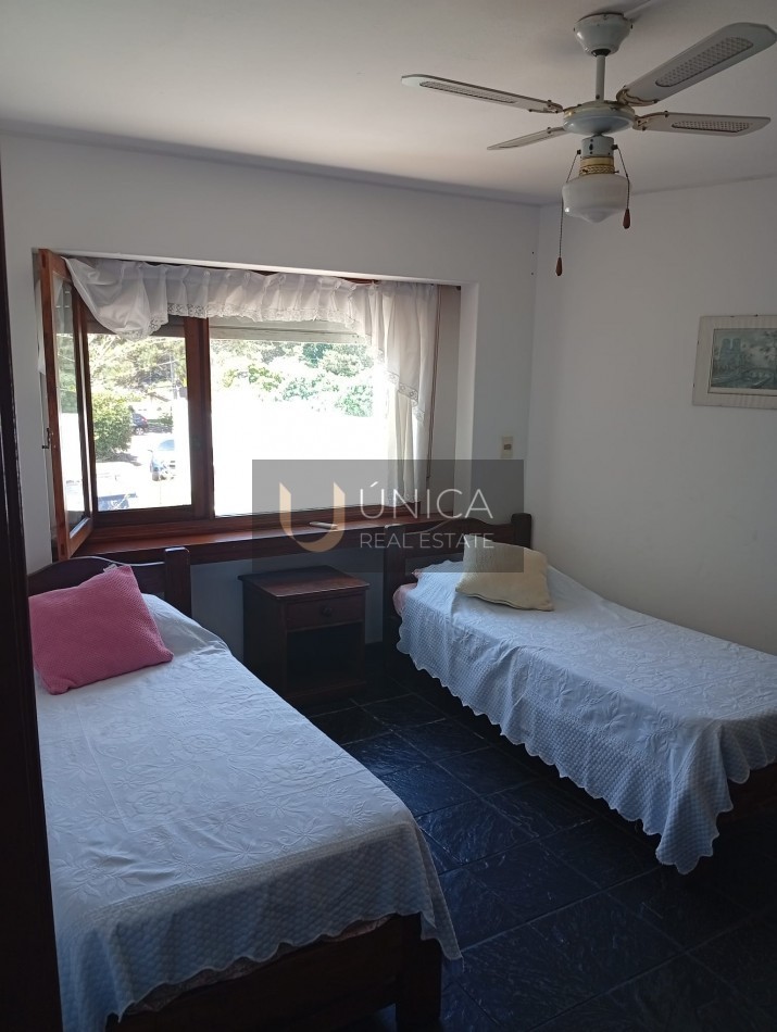 Solanas. Maison de 4 chambres avec logement pour le personnel ,a bord de mer