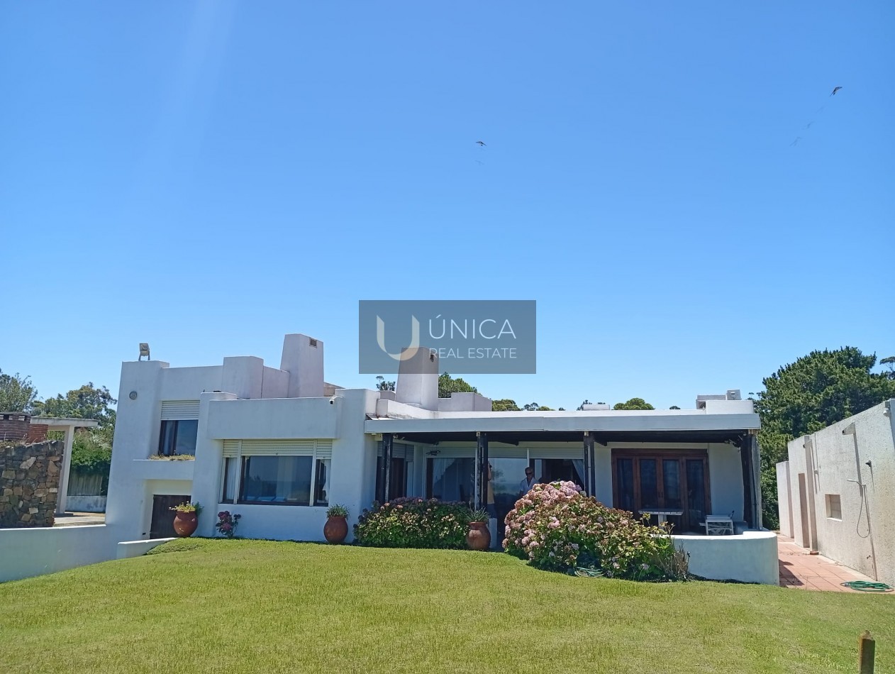 Solanas. Maison de 4 chambres avec logement pour le personnel ,a bord de mer