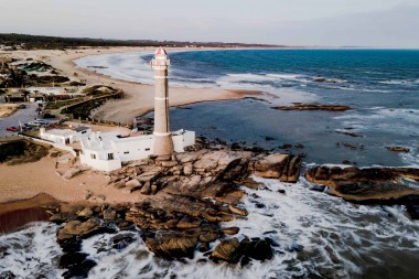 José Ignacio Uruguay – aire de jeux pour milliardaires et panneaux de voiturier dans le sable